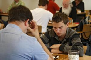 Robbert van der Gugten tussen de Go-spelers. Foto Yvonne Pieters